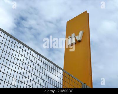 Sabadell, Espagne, 04 16 2021, panneau ITV (inspection technique des véhicules) avec un ciel nuageux Banque D'Images