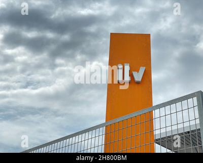 Sabadell, Espagne, 04 16 2021, panneau ITV (inspection technique des véhicules) avec un ciel nuageux Banque D'Images