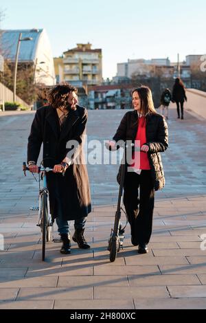 Jeune couple marchant ensemble à l'extérieur. Banque D'Images