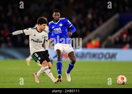 Leicester, Royaume-Uni.25 novembre 2021.Andre Martins #8 de Legia Varsovie passe la balle sous pression de Wilfred Ndidi #25 de Leicester City à Leicester, Royaume-Uni le 11/25/2021.(Photo de Conor Molloy/News Images/Sipa USA) crédit: SIPA USA/Alay Live News Banque D'Images