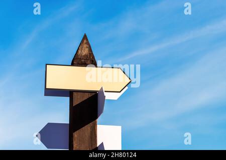 Panneaux de signalisation routière directionnels vierges contre le ciel bleu.Flèche vide avec espace de copie pour un texte. Banque D'Images