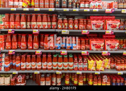 Fossano, Italie - 25 novembre 2021 : pots en verre de purée de tomates pelées sur le plateau du supermarché italien Banque D'Images