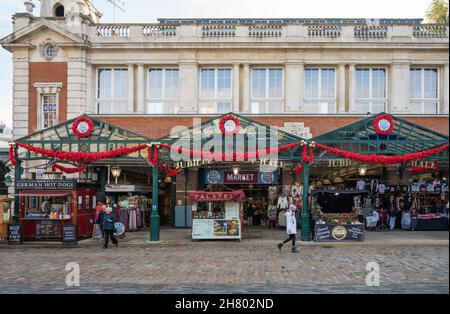 Jubilee Market Hall décoré pour la saison de Noël.Covent Garden, Londres, Angleterre, Royaume-Uni Banque D'Images