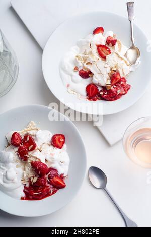 Dessert estival Eton's Mess avec baies, meringue écrasée et crème fouettée Banque D'Images