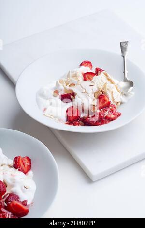 Dessert avec baies, meringue et crème fouettée.Eton's Mess avec des fraises, doux plaisir avec l'humeur de l'été Banque D'Images