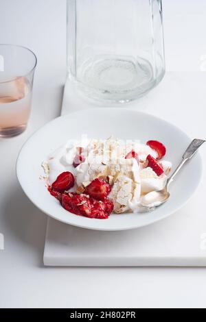 Dessert avec baies, meringue et crème fouettée.Eton's Mess avec des fraises, doux plaisir avec l'humeur de l'été Banque D'Images