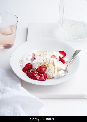 Dessert avec baies, meringue et crème fouettée.Eton's Mess avec des fraises, doux plaisir avec l'humeur de l'été Banque D'Images