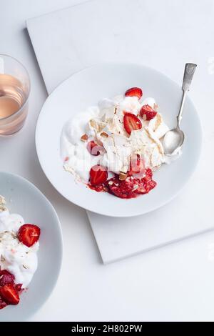 Dessert avec baies, meringue et crème fouettée.Eton's Mess avec des fraises, doux plaisir avec l'humeur de l'été Banque D'Images