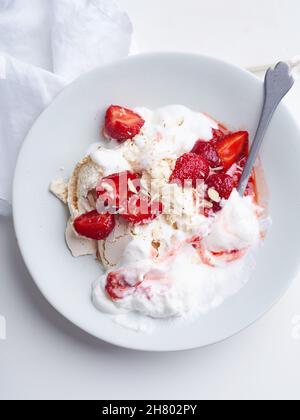 Dessert avec baies, meringue et crème fouettée.Image en gros plan du mess d'Eton avec des fraises, douceur et humeur estivale Banque D'Images