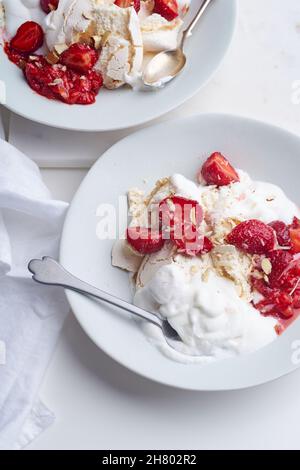 Dessert avec baies, meringue et crème fouettée.Image en gros plan du mess d'Eton avec des fraises, douceur et humeur estivale Banque D'Images