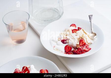 Dessert avec baies, meringue et crème fouettée.Eton's Mess avec des fraises, doux plaisir avec l'humeur de l'été Banque D'Images