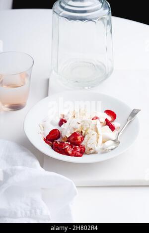 Dessert avec baies, meringue et crème fouettée.Eton's Mess avec des fraises, doux plaisir avec l'humeur de l'été Banque D'Images