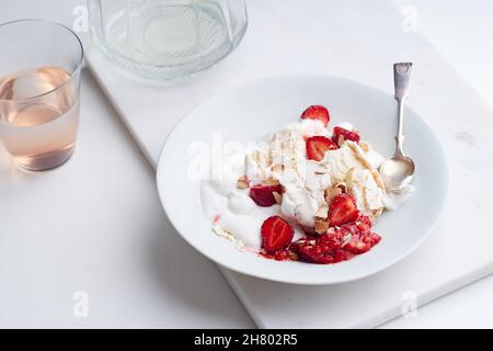 Dessert avec baies, meringue et crème fouettée.Eton's Mess avec des fraises, doux plaisir avec l'humeur de l'été Banque D'Images