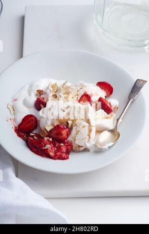 Dessert avec baies, meringue et crème fouettée.Eton's Mess avec des fraises, doux plaisir avec l'humeur de l'été Banque D'Images