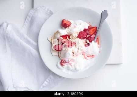 Vue de dessus image d'un dessert aux baies, à la meringue et à la crème fouettée.Eton's Mess avec des fraises, doux plaisir avec l'humeur de l'été Banque D'Images