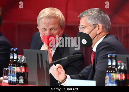 De gauche à droite : Oliver KAHN (Président de la FCB), Herbert HAINER (Président du FC Bayern Munich).Assemblée générale annuelle 2021 du FC Bayern Munich eV le 25 novembre 2021 dans le DÔME AUDI. Banque D'Images