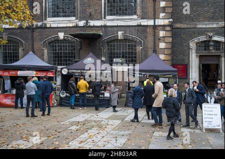 Les gens magasinent pour la nourriture à Piccadilly Market dans la cour sur le côté nord de l'église Saint-James, Piccadilly, Londres, Angleterre, Royaume-Uni Banque D'Images