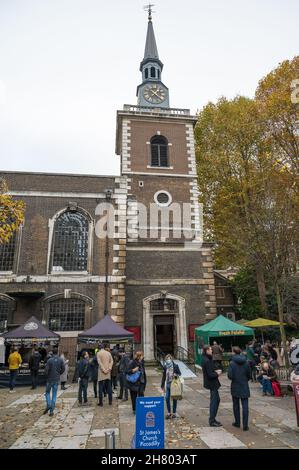 Les gens magasinent pour la nourriture à Piccadilly Market dans la cour sur le côté nord de l'église Saint-James, Piccadilly, Londres, Angleterre, Royaume-Uni Banque D'Images