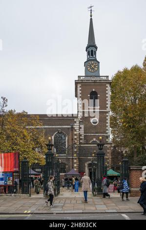 Les gens magasinent pour la nourriture à Piccadilly Market dans la cour sur le côté nord de l'église Saint-James, Piccadilly, Londres, Angleterre, Royaume-Uni Banque D'Images
