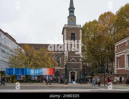 Les gens magasinent pour la nourriture à Piccadilly Market dans la cour sur le côté nord de l'église Saint-James, Piccadilly, Londres, Angleterre, Royaume-Uni Banque D'Images