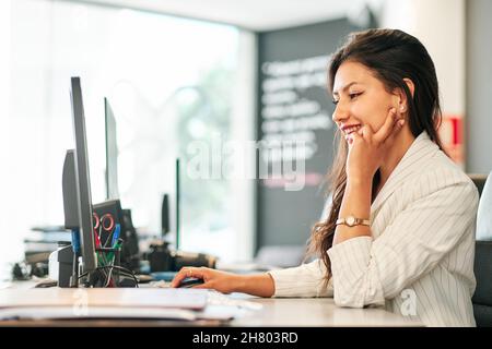jeune femme d'affaires latine travaillant à son bureau Banque D'Images
