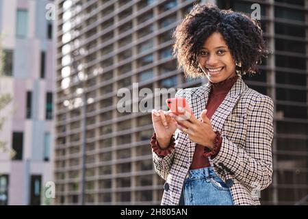 Femme d'affaires envoyant des messages sur son téléphone. Banque D'Images