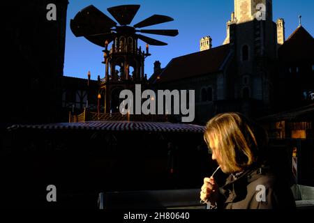 Brunswick, Allemagne.22 novembre 2021.Une grande pyramide de Noël tourne avant l'ouverture du marché de Noël Braunschweig sur Ruhfäutchenplatz.Malgré l'augmentation du nombre de personnes souffrant de Covid 9 dans la population, les marchés de Noël ont lieu en Basse-Saxe.Credit: Stefan Jaitner/dpa/Alay Live News Banque D'Images