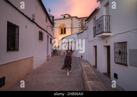 Vue latérale de la culture ethnique masculine maître peignant des brins de la cliente féminine avant la teinture en technique de mise en balles Banque D'Images
