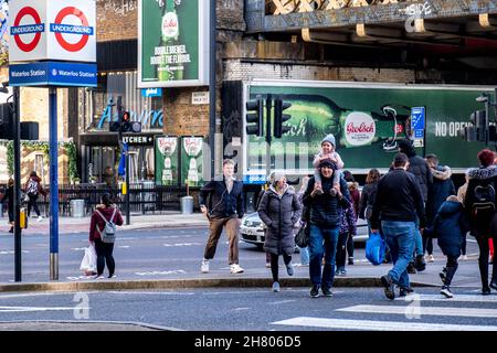 Waterloo London England UK, novembre 21 2021, Crowd of People Crossing Road Waterloo Railway Station London Banque D'Images