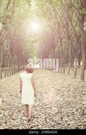 Femme triste de marcher seul dans la forêt, se sentir triste et solitaire Banque D'Images