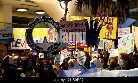 Izmir, Turquie.25 novembre 2021.Les femmes d'Izmir, en Turquie, ont manifesté le 25 novembre la Journée internationale pour l'élimination de la violence à l'égard des femmes.Ils ont levé leur voix contre les hommes dominaient le monde avec des affiches, des bannières et des slogans qui ont été mis en évidence "retrait de la Convention d'Istanbul" et "le féminicide en Turquie".Les membres LGBTQ+ ont également tenté la démonstration qui a été tenue par "nous allons arrêter les fémicides pour la Turquie" crédit: İdil Toffolo/Alay Live News Banque D'Images