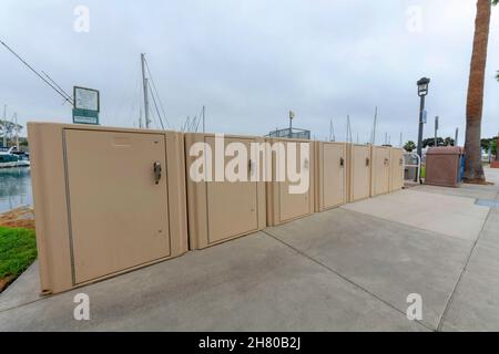 Casiers de stockage public beige à Oceanside en Californie Banque D'Images