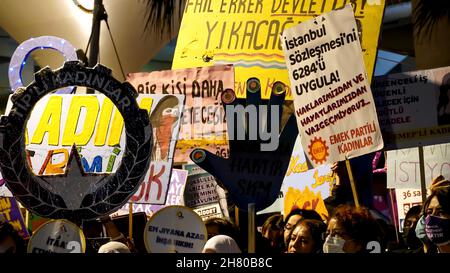 Izmir, Turquie.25 novembre 2021.Les femmes d'Izmir, en Turquie, ont manifesté le 25 novembre la Journée internationale pour l'élimination de la violence à l'égard des femmes.Ils ont levé leur voix contre les hommes dominaient le monde avec des affiches, des bannières et des slogans qui ont été mis en évidence "retrait de la Convention d'Istanbul" et "le féminicide en Turquie".Les membres LGBTQ+ ont également tenté la démonstration qui a été tenue par "nous allons arrêter les fémicides pour la Turquie" crédit: İdil Toffolo/Alay Live News Banque D'Images