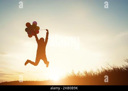 Jeune femme avec des ballons à l'outdoor Banque D'Images