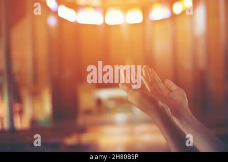 La jeune femme les mains jointes en prière au Christ churchใ Banque D'Images