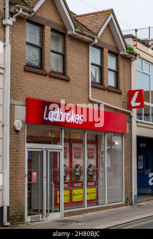 branche de rue haute de ladbrokes bookmakers magasin de paris, grande rue de jeux d'argent, joueurs et magasin de jeu dans un centre-ville. Banque D'Images