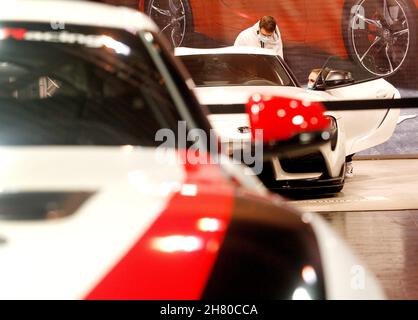 Essen, Allemagne.26 novembre 2021.Les visiteurs professionnels regardent les voitures de sport au salon de l'auto d'Essen.Environ 400 exposants souhaitent présenter des véhicules et des accessoires dans huit halls de 27.11 à 05.12.2021.Crédit : Roland Weihrauch/dpa/Alay Live News Banque D'Images