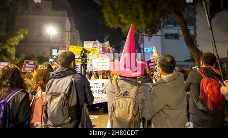 Izmir, Turquie.25 novembre 2021.Les femmes d'Izmir, en Turquie, ont manifesté le 25 novembre la Journée internationale pour l'élimination de la violence à l'égard des femmes.Ils ont levé leur voix contre les hommes dominaient le monde avec des affiches, des bannières et des slogans qui ont été mis en évidence "retrait de la Convention d'Istanbul" et "le féminicide en Turquie".Les membres LGBTQ+ ont également tenté la démonstration qui a été tenue par "nous allons arrêter les fémicides pour la Turquie" crédit: İdil Toffolo/Alay Live News Banque D'Images