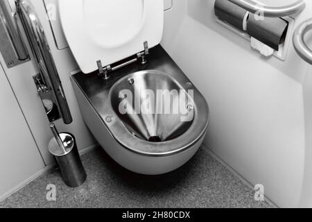 Oblast de Sverdlovsk, Russie - 05 novembre 2021 : toilettes à vide dans une voiture de train de passagers Banque D'Images