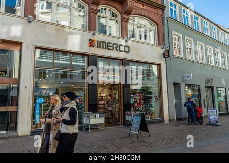 AARHUS, DANEMARK - 18 octobre 2021 : l'entrée d'Imerco, une chaîne danoise de quincaillerie, dans le bâtiment d'Aarhus, au Danemark Banque D'Images