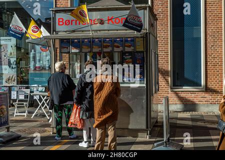 AARHUS, DANEMARK - 18 octobre 2021 : une charrette à saucisse dans la rue avec les gens qui achètent des saucisses Banque D'Images