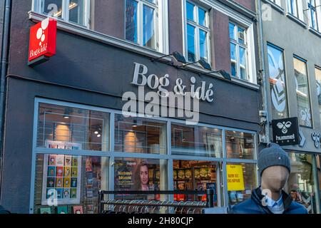 AARHUS, DANEMARK - 18 octobre 2021 : panneau de la célèbre librairie Bog and IDE d'Aarhus, Danemark Banque D'Images