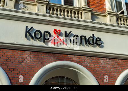 AARHUS, DANEMARK - 18 octobre 2021 : panneau de Kop et Kande sur le mur du bâtiment à Aarhus, Danemark Banque D'Images