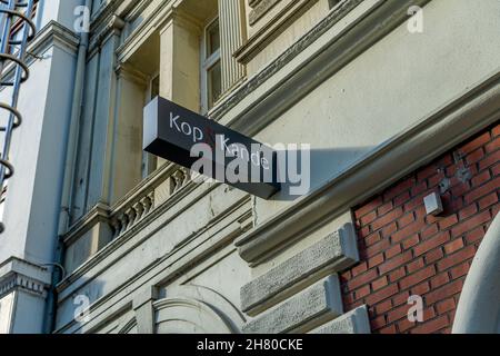 AARHUS, DANEMARK - 18 octobre 2021 : panneau de Kop et Kande sur le mur du bâtiment à Aarhus, Danemark Banque D'Images