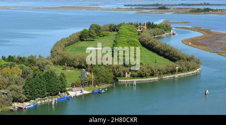 Vue sur le canal depuis l'île de Torcello dans le lagon de Venetain. Banque D'Images