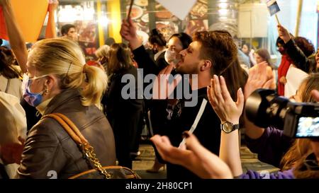 Izmir, Turquie.25 novembre 2021.Les femmes d'Izmir, en Turquie, ont manifesté le 25 novembre la Journée internationale pour l'élimination de la violence à l'égard des femmes.Ils ont levé leur voix contre les hommes dominaient le monde avec des affiches, des bannières et des slogans qui ont été mis en évidence "retrait de la Convention d'Istanbul" et "le féminicide en Turquie".Les membres LGBTQ+ ont également tenté la démonstration qui a été tenue par "nous allons arrêter les fémicides pour la Turquie" crédit: İdil Toffolo/Alay Live News Banque D'Images