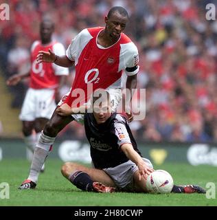 Photo du dossier datée du 11-08-2002, des défenses Patrick Vieira d'Arsenal avec Steven Gerrard de Liverpool lors du match du FA Community Shield au Millennium Stadium de Cardiff, au pays de Galles.Steven Gerrard, patron d'Aston Villa, a déclaré que Patrick Vieira, l'homologue du Crystal Palace, était « l'une des batailles les plus difficiles » qu'il a affrontée en tant que joueur et qu'il anticipe un autre test féroce lorsqu'il se dirige en tant que directeur ce week-end.Date de publication : vendredi 26 novembre 2021. Banque D'Images