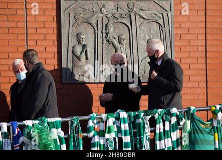 Danny McGrain (au centre) devant le service funéraire de l'ancien joueur celtique Bertie Auld.Auld, l'un des héros de la coupe d'Europe du Celtic, est décédé à l'âge de 83 ans le 14 novembre 2021.Le milieu de terrain a marqué 85 buts en 283 apparitions sur deux sorts pour le Celtic, dont le plus célèbre jeu a été la victoire finale de la coupe d'Europe 1967 contre l'Inter Milan à Lisbonne.Date de la photo : vendredi 26 novembre 2021.Voir PA Story FOOTBALL Auld.Le crédit photo devrait se lire comme suit : Andrew Milligan/PA Wire.RESTRICTIONS : l'utilisation est soumise à des restrictions.Utilisation éditoriale uniquement, aucune utilisation commerciale sans le consentement préalable du détenteur des droits. Banque D'Images