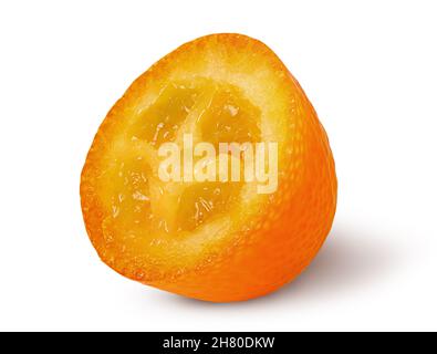 Kumquat demi mûr pivoté isolé sur fond blanc Banque D'Images