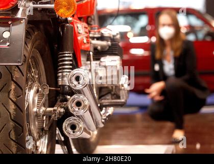 Essen, Allemagne.26 novembre 2021.Un visiteur professionnel regarde un Benelli 7509 SEI avec 6 cylindres à partir de 1977 au salon de l'tuning 'Essen Motor Show'.Environ 400 exposants souhaitent présenter des véhicules et des accessoires dans huit halls de 27.11 à 05.12.2021.Crédit : Roland Weihrauch/dpa/Alay Live News Banque D'Images